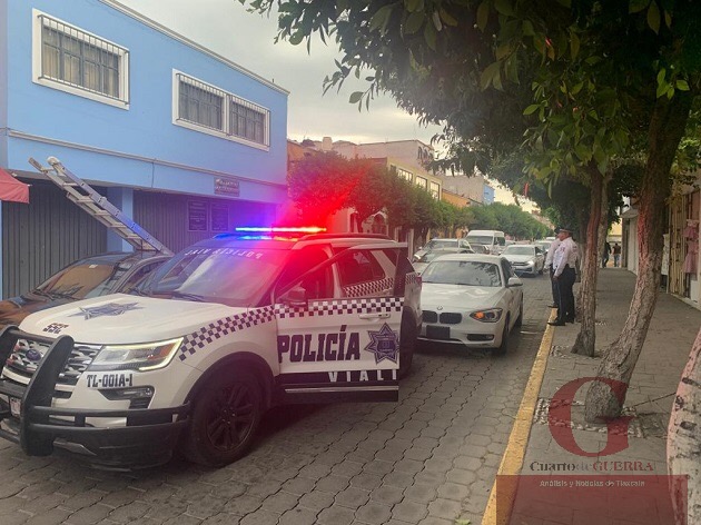 Hombre agrede a golpes a una mujer, en Tlaxcala; fue detenido por elementos policiacos